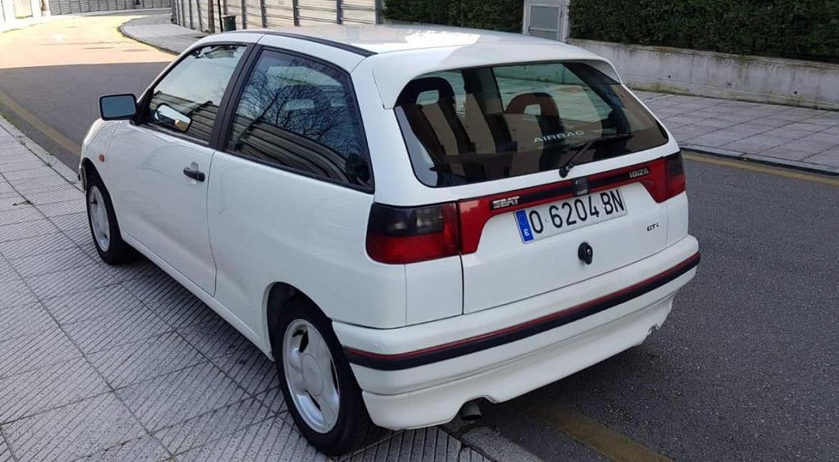 El coche robado junto a las piscinas del parque del Oeste.