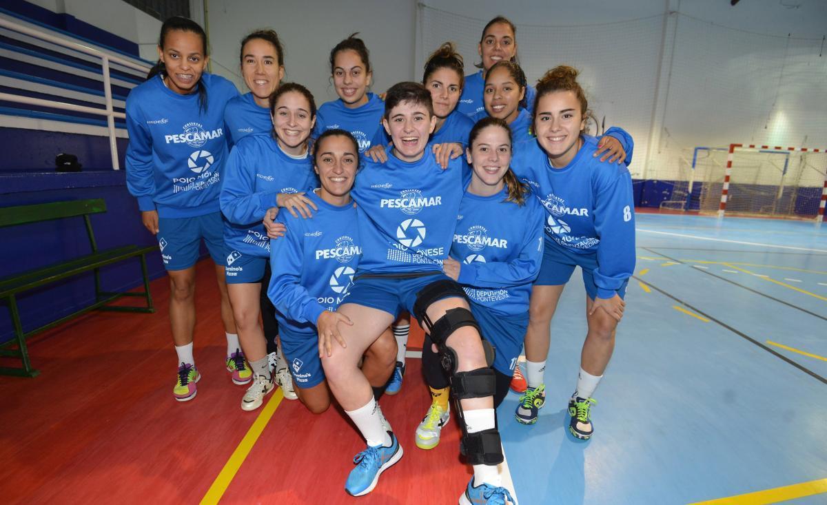 Antía, en 2018, con el equipo arropándola tras su lesión. // G. Santos