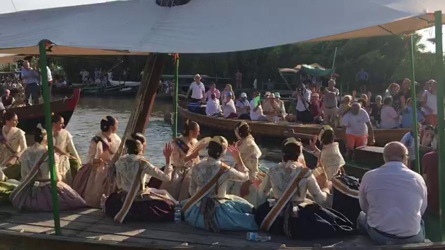 Cientos de personas acompañan la romería en barca por la Albufera