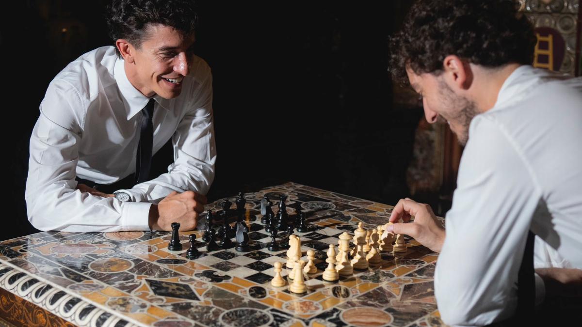 Marc Márquez y 'Pecco' Bagnaia, ante un tablero de ajedrez en Florencia, en vísperas de su duelo en Mugello