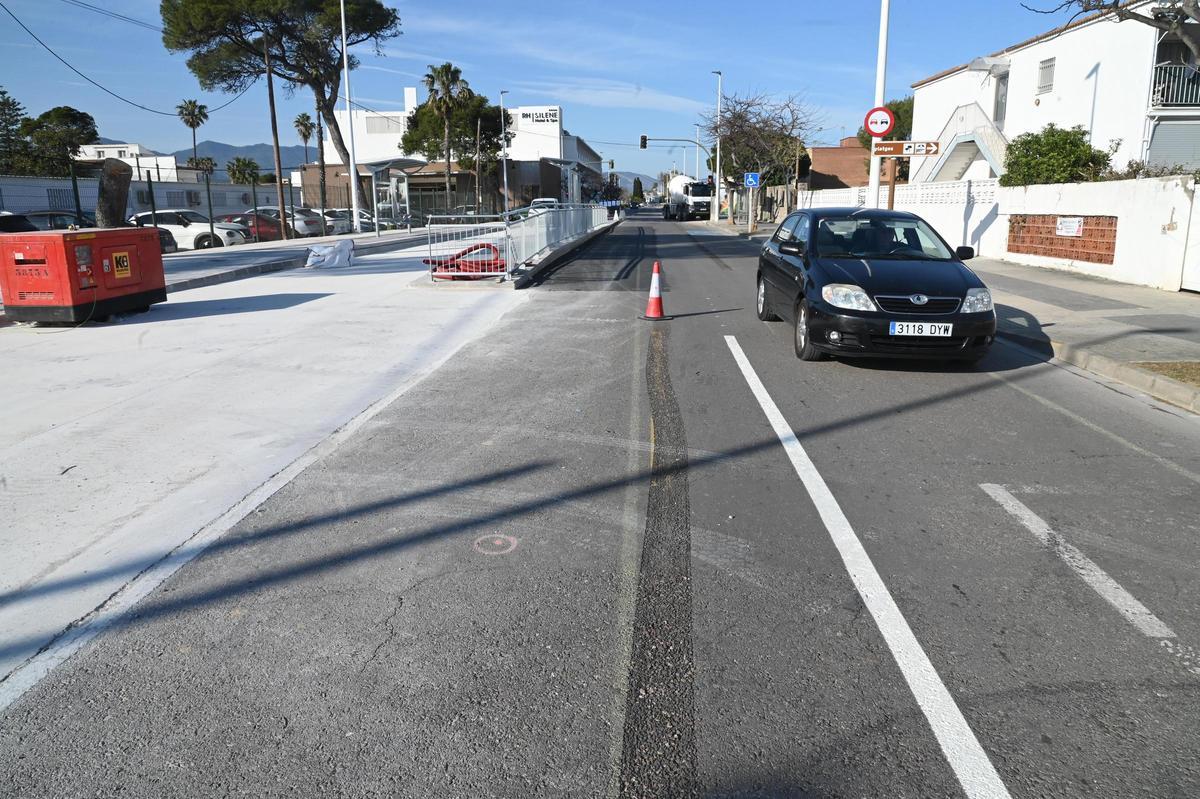 Plataforma del TRAM (izquierda) y el tramo de carretera por dónde se ubicarán los dos viales.