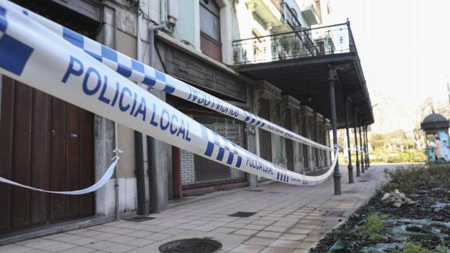 El Café Colón, precintado por riesgo de desprendimientos.