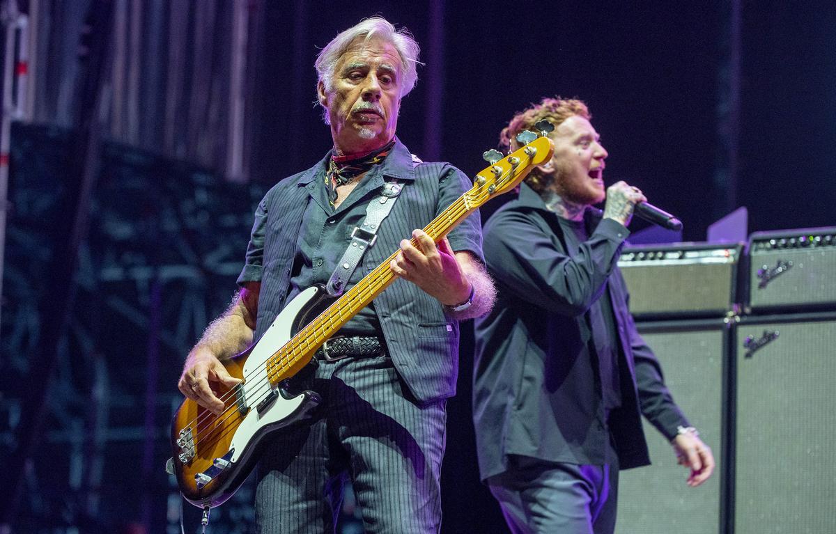 6 Glen Matlock y Frank Carter durante el concierto de Sex Pistols