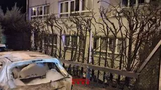 Cremen dos cotxes i la tanca d'arbustos d'una escola a Girona