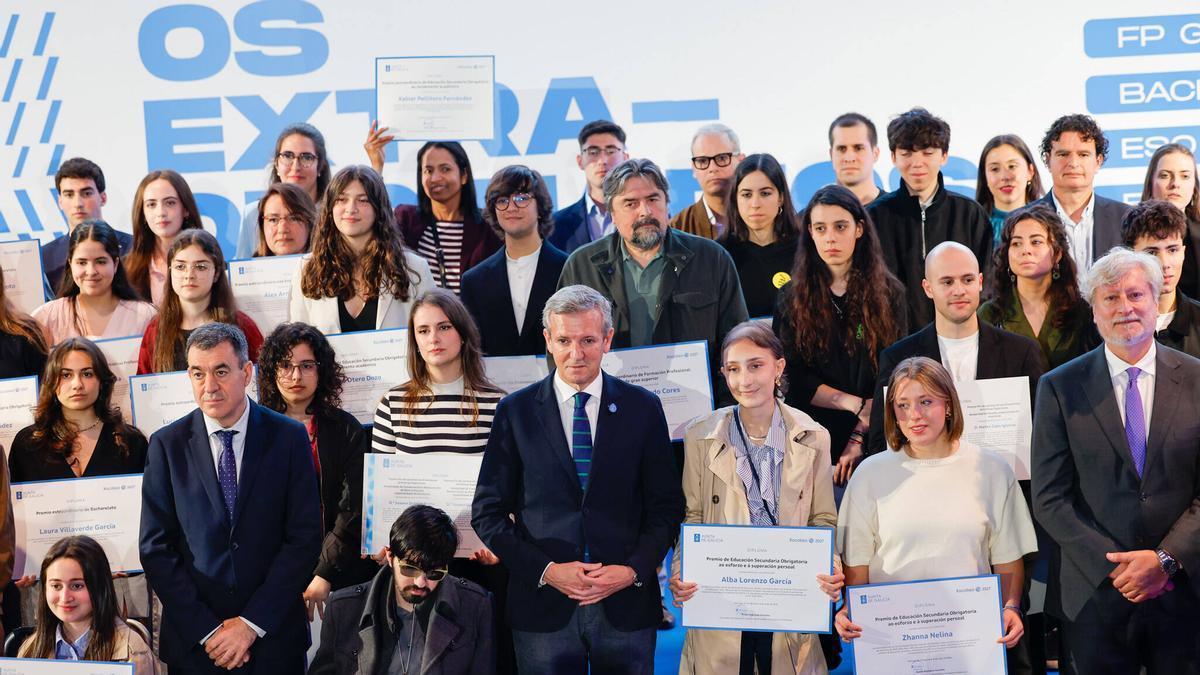Rueda y Rodríguez, este viernes, junto a los alumnos premiados por su excelencia académica