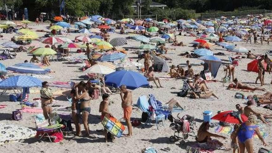 La playa de Menduíña, repleta de bañistas ayer por la tarde. // S.Á.