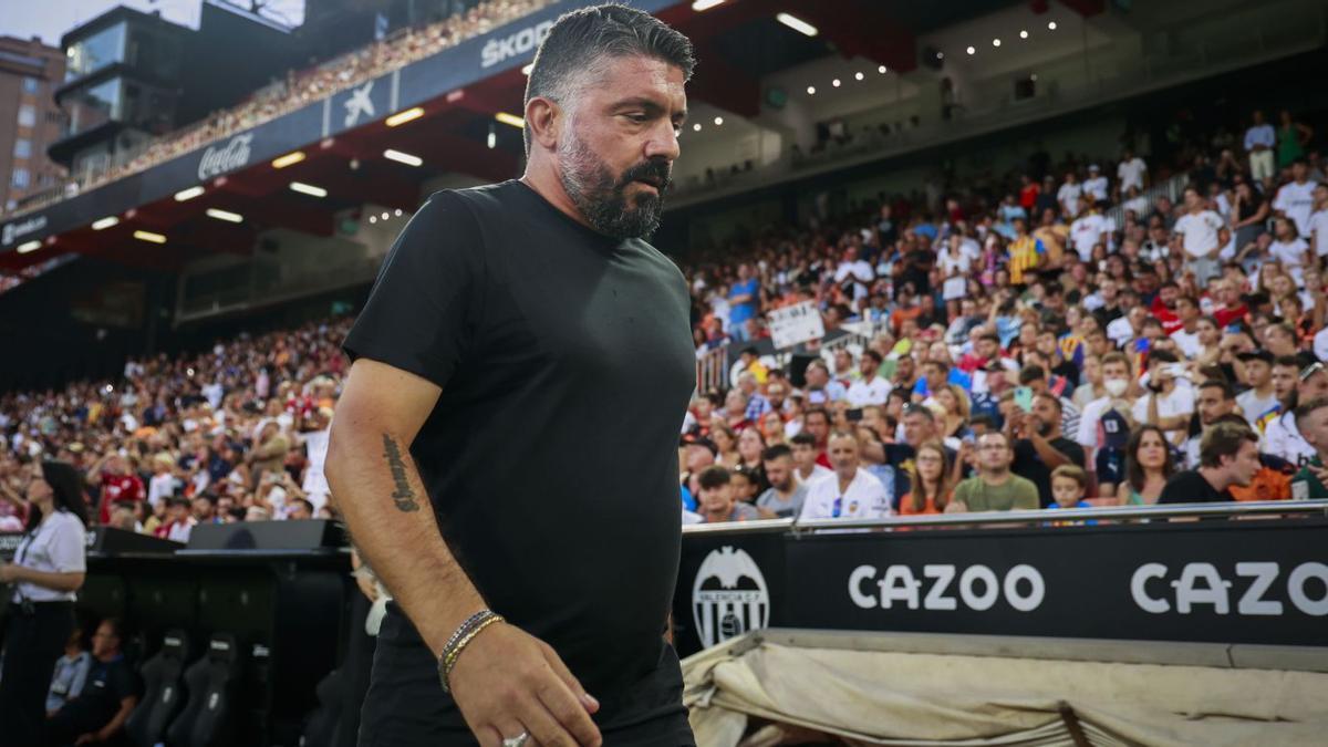 Gennaro Gattuso, en 
el banquillo de Mestalla.  germán caballero