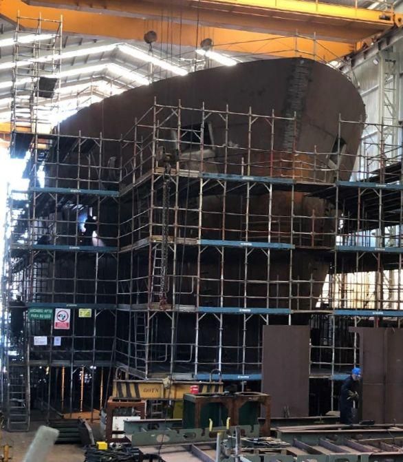 El buque de Irlanda coge forma en Armón Vigo. El oceanográfico encargado por el Marine Institute de Irlanda a Armón Vigo coge forma en el astillero vigués. La figura del casco del buque, que será bautizado con el nombre del histórico explorador Tom Crean, ya es totalmente visible y, según explican desde el instituto, ya han sido instalados a bordo motores, maquinillas (de la viguesa Ibercisa) o sistemas multihaz. El oceanográfico fue adjudicado a la atarazana olívica a finales de 2019, tal y como adelantó FARO, y tendrá 53 metros de eslora. La licitación fue lanzada por 22,5 millones de euros. | M.I.