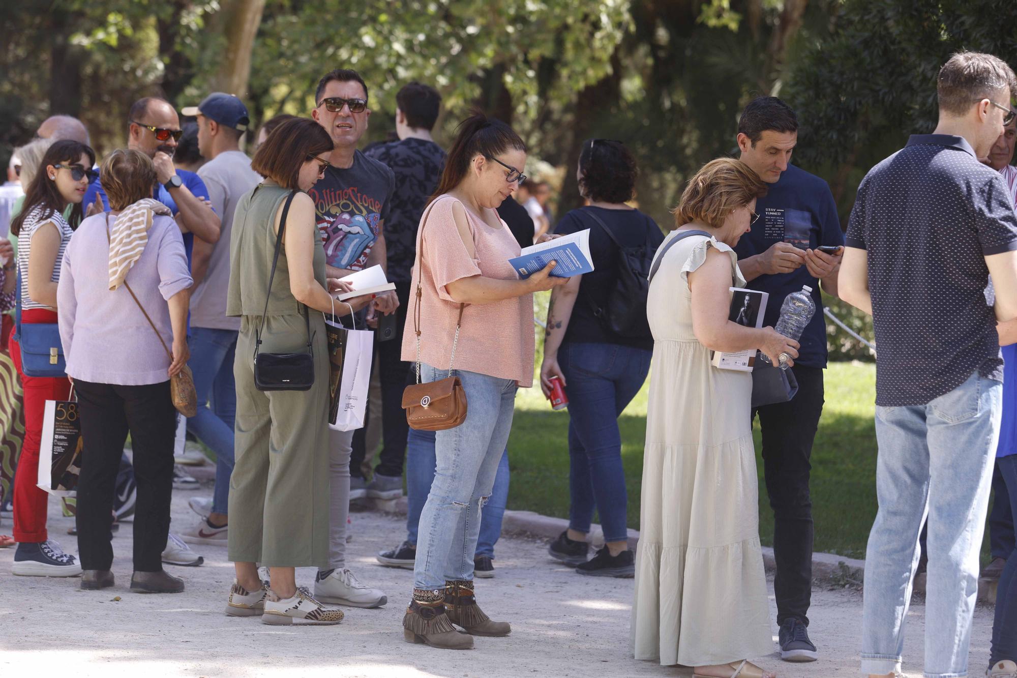 Llenazo de domingo en la Fira del Llibre