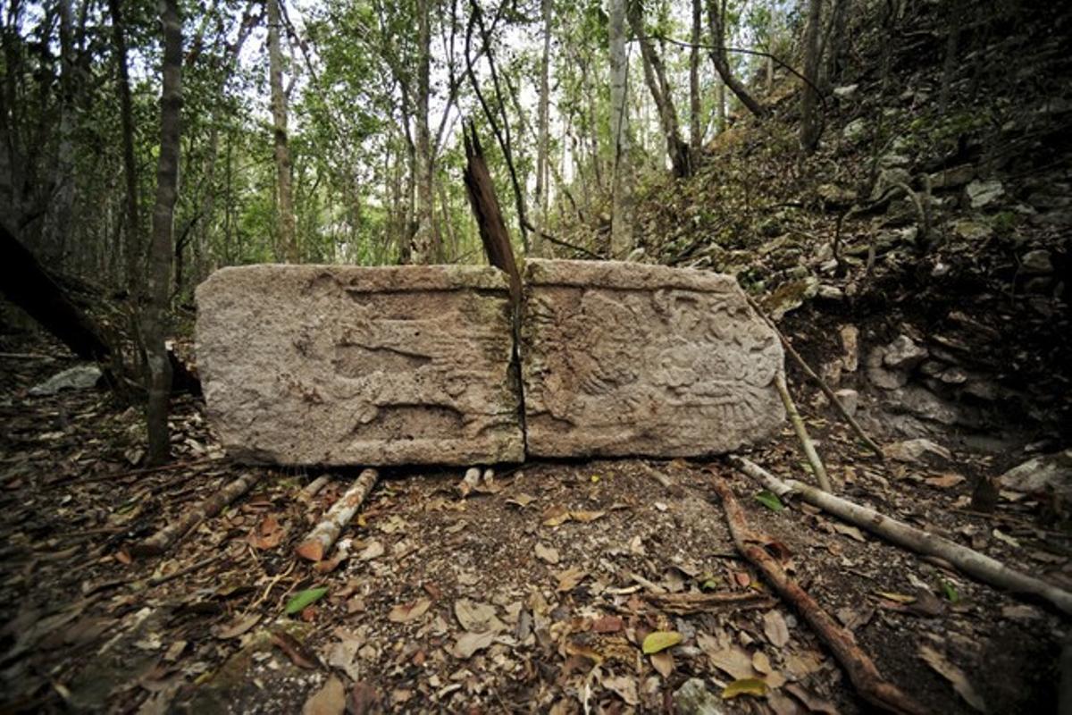 Inscripció sobre unes restes trobades a la ciutat de Chactún.