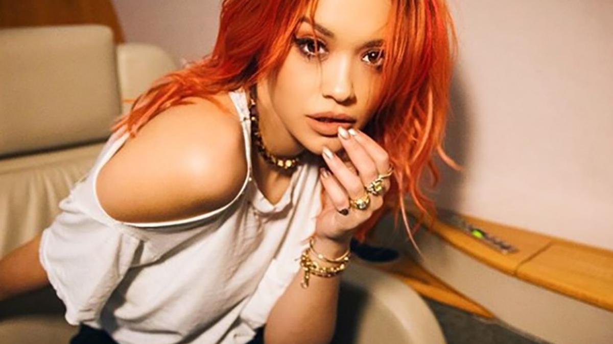 Rita Ora quiere que llevemos el pelo bien de raíces