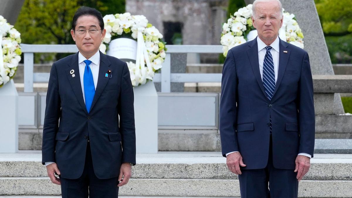El presidente de EEUU, Joe Biden, y el primer ministro de Japón, Fumio Kishida, en un encuentro previo a la cumbre del G7.