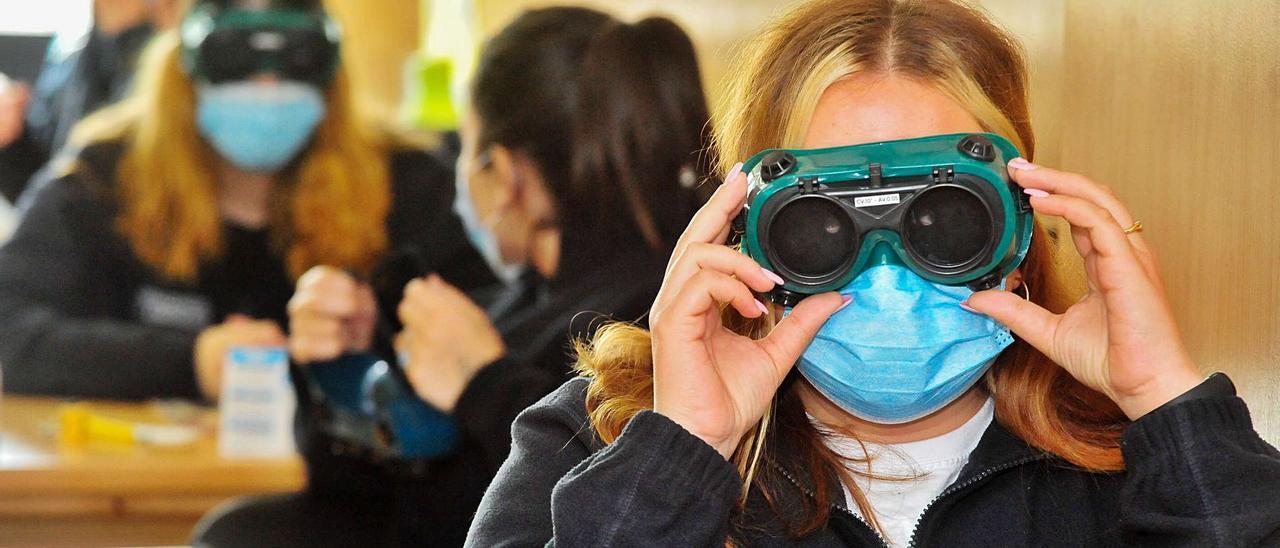 Los alumnos del módulo de atención sociosanitaria a personas dependientes se pusieron unas gafas que les reducían la visión.