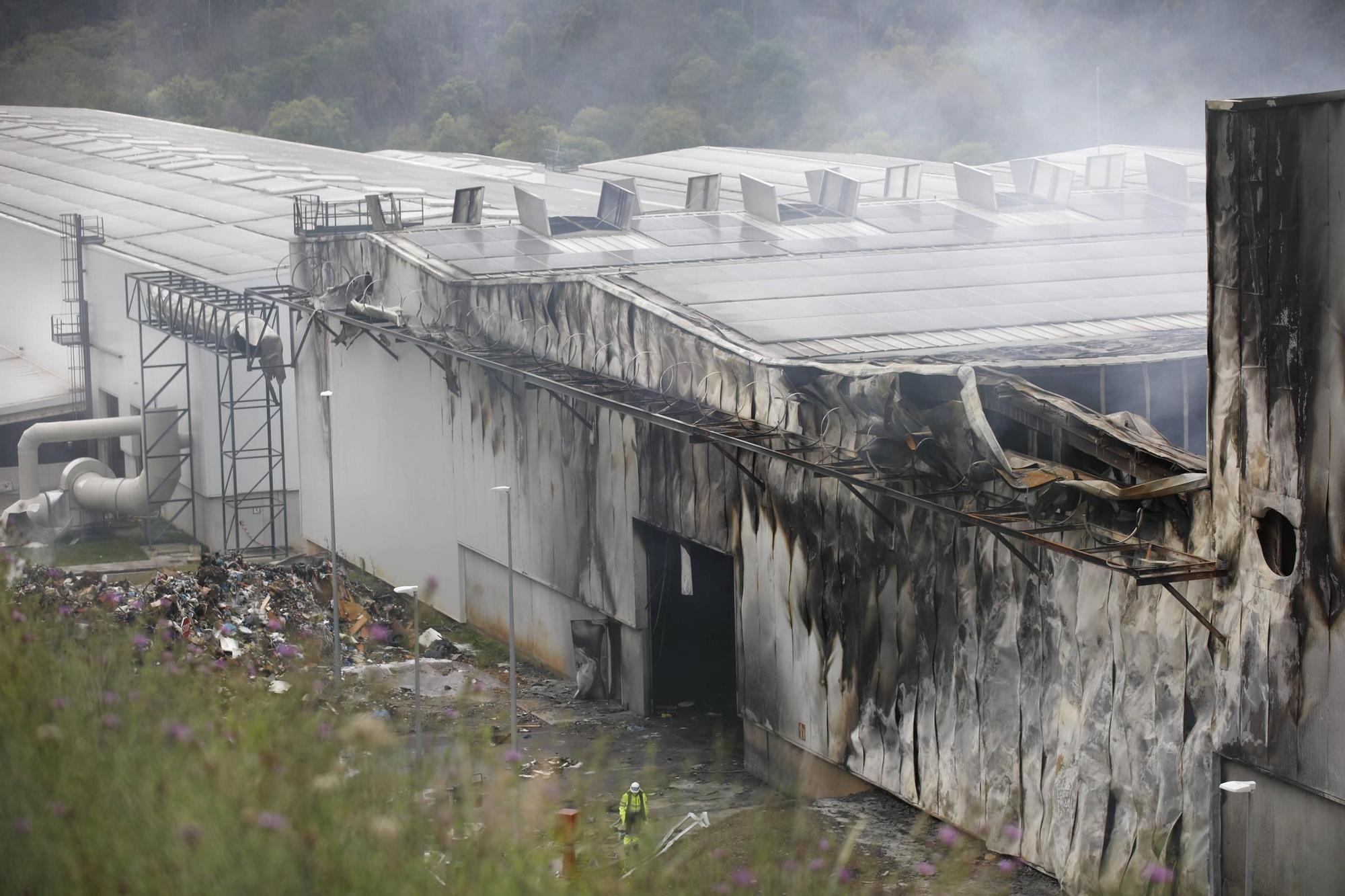 Así fue el espectacular incendio en una planta de Cogersa en Gijón (en imágenes)