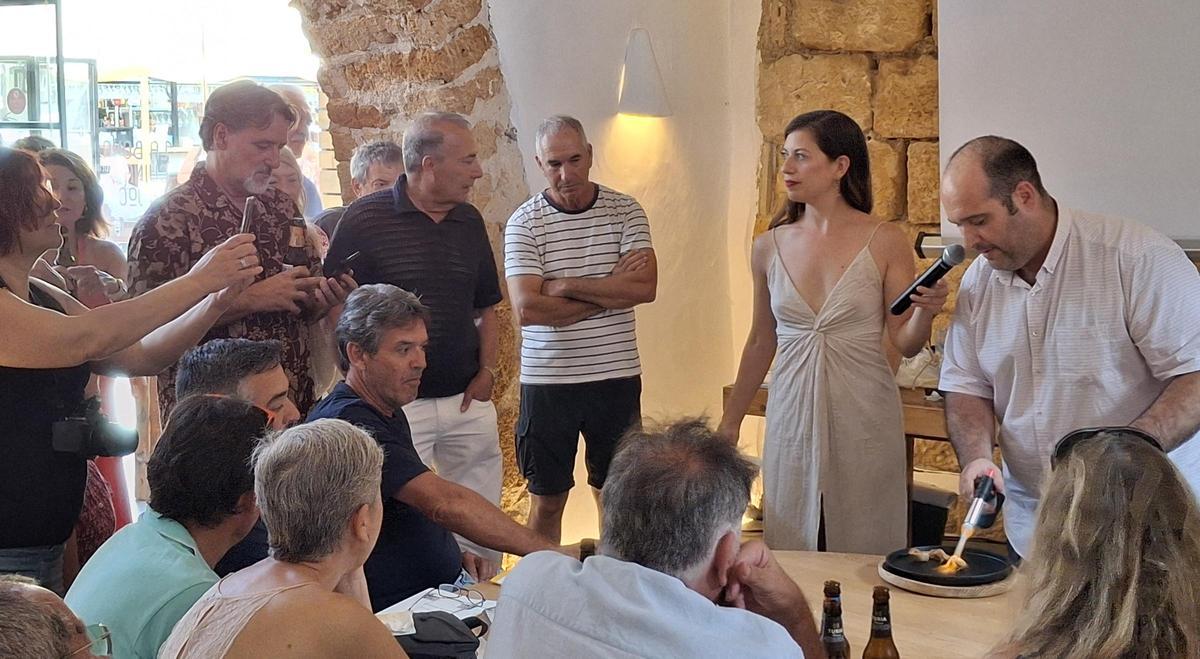 Sergio Gilabert elabora el "budellet a la flama", una receta de su padre