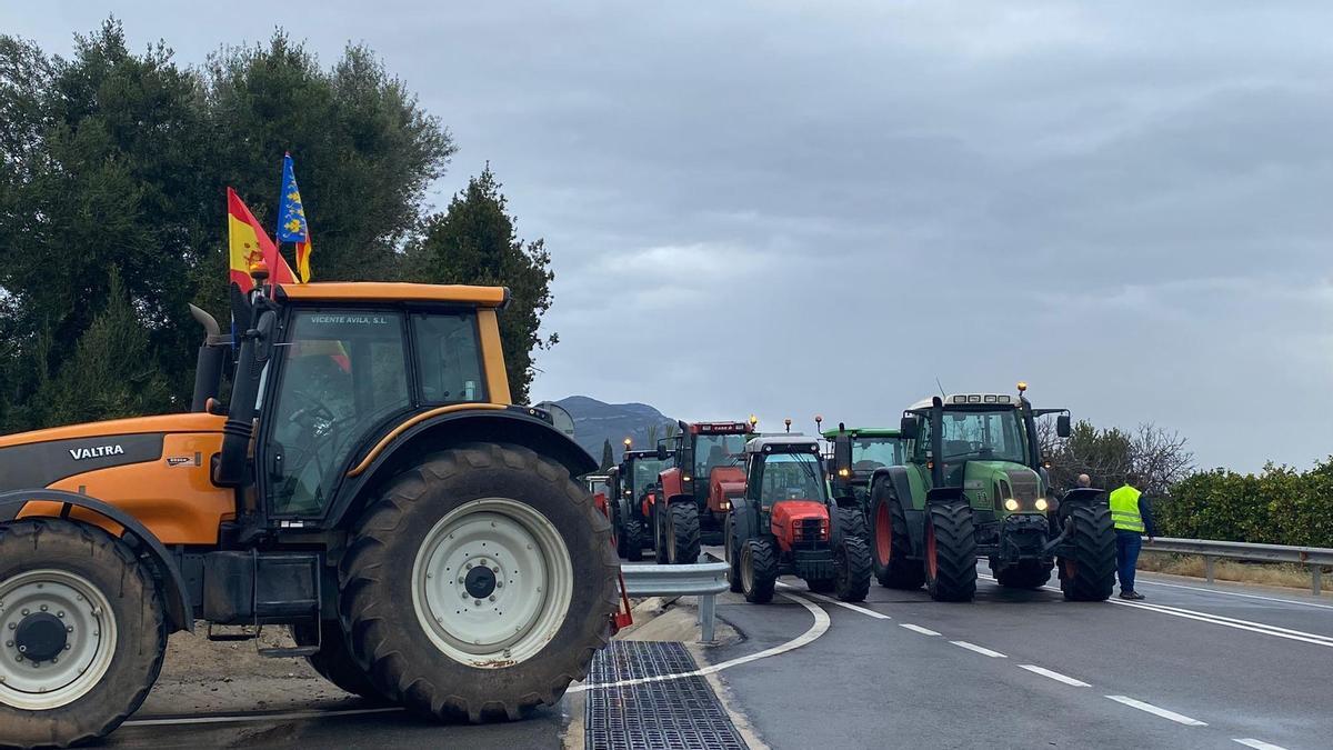 Vídeo: Los agricultores del Baix maestrat cortan la 340