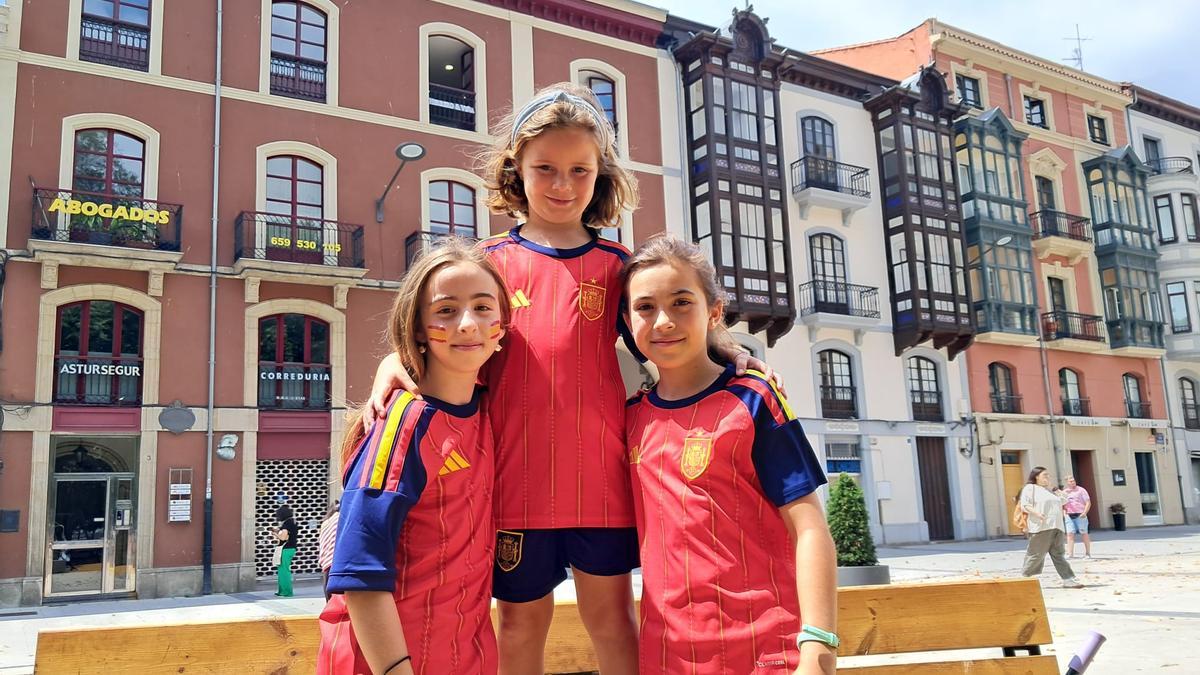 Por la izquierda, Emma Arnaiz, Lucía Nebot y Julia Nebot.