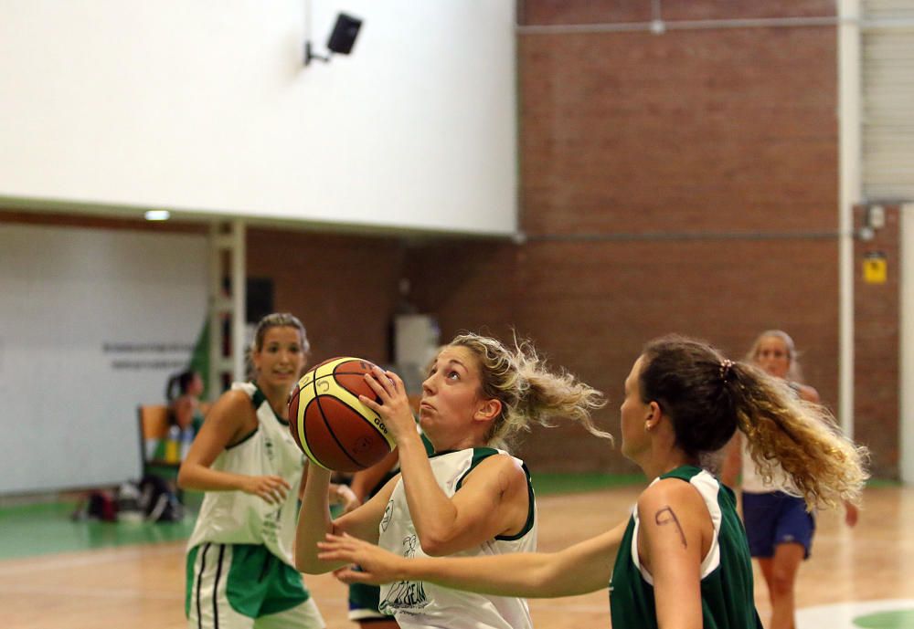 La V edición de la Liga Femenina GEAM arrancó en el Pabellón de Los Guindos de la capital con gran entusiasmo y se prolongará hasta el viernes con más de 200 jugadoras repartidas en 16 equipos