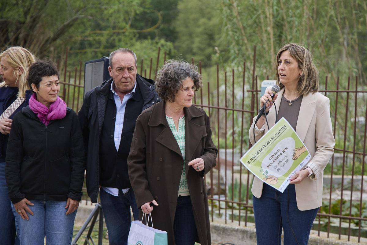 Una gentada s’ha acostat per visitar els 34 expositors presents, per participar en algun dels tallers programats o passejar per l’espai natural de la Fira de la Flor i el Planter. Una gentada s’ha acostat per visitar els 34 expositors presents, per participar en algun dels tallers programats o passejar per l’espai natural de la Fira de la Flor i el Planter.