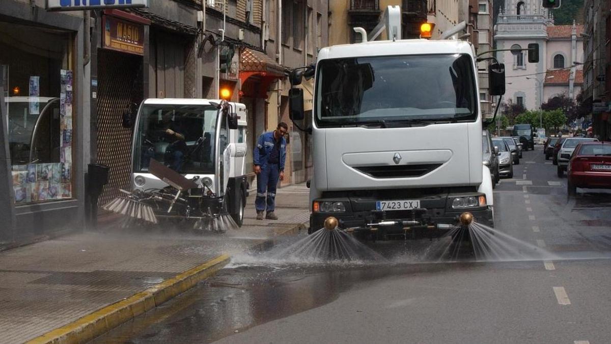 Labores de limpieza en el casco urbano de Mieres, en una imagen de archivo.