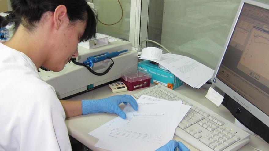 Archivo - Una mujer trabajando en un laboratorio