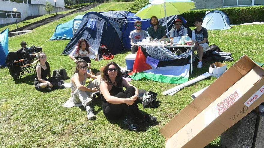 Alumnos de la UDC realizan la primera acampada en Galicia en apoyo al pueblo palestino: &quot;Esto es el comienzo&quot;