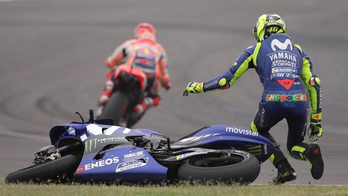 Rossi ha aprovecho el error de Marc para cargar duro contra él