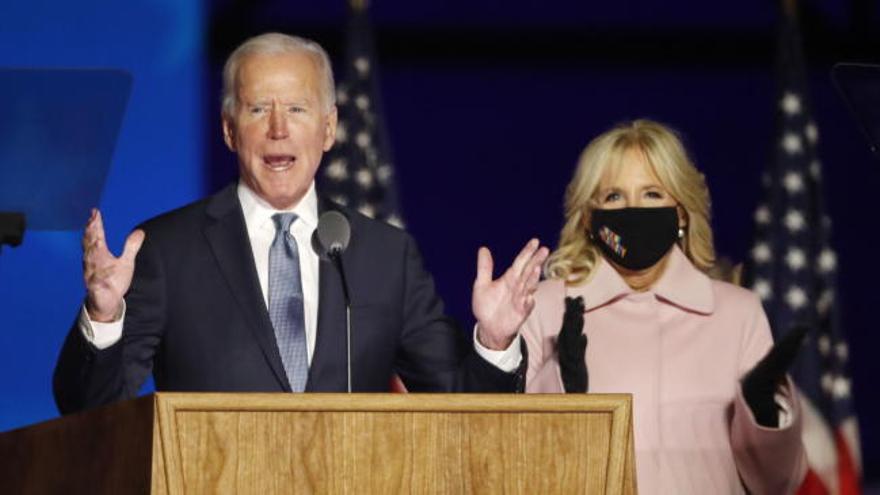 El demócrata Biden pide paciencia mientras que el republicano Trump canta victoria