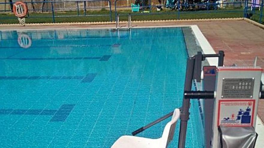 El alcalde José Manuel Cebrián visitó las piscinas. | SERVICIO ESPECIAL