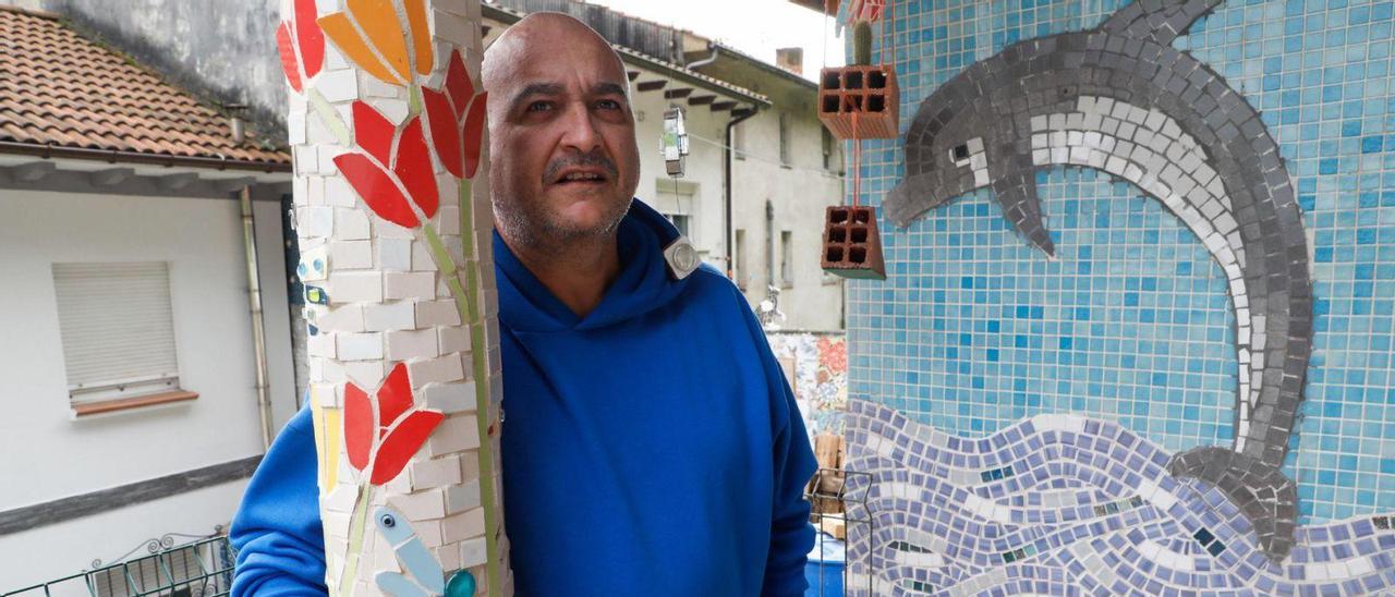 Juan Guerra en el patio de su casa en Cancienes, donde instala sus obras artesanales y tiene instalado su taller de trabajo. | Mara Villamuza