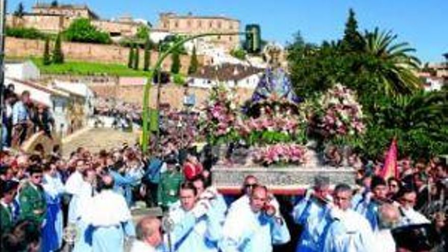 Los cacereños cumplen con la tradición en el regreso de la virgen a su santuario