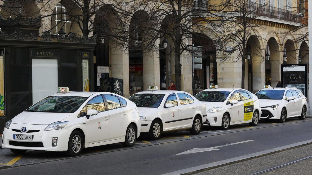 Varios taxis esperan en la parada del paseo Independencia, en una imagen de archivo.