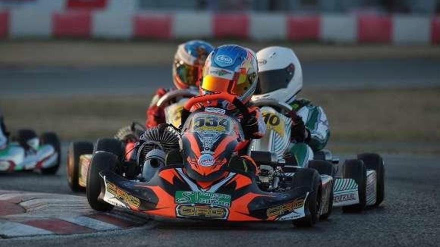 Christian Costoya negocia una curva, ayer, en el circuito de Lonato.