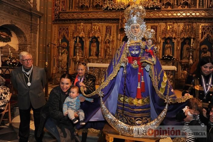 Los niños pasan por el manto de la Fuensanta