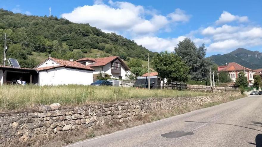 Del Peño reclama un aparcamiento en Felechosa con cincuenta plazas