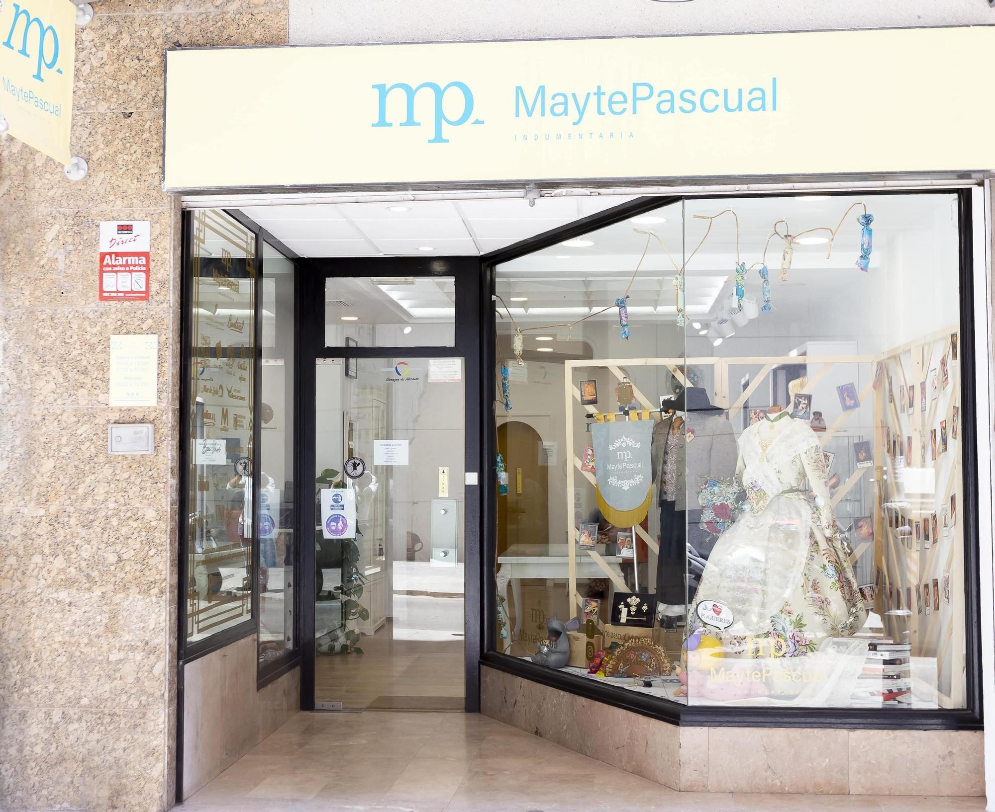 La indumentarista Mayte Pascual comercializa un estrecho de seda exclusivo en Alicante