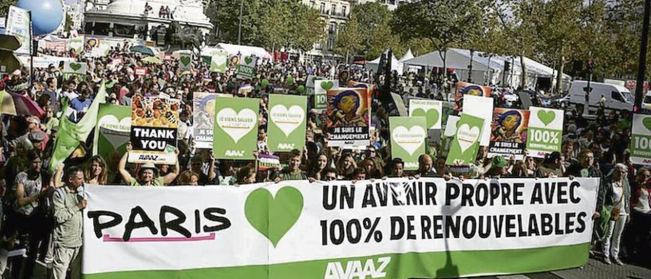 Manifestantes nas rúas de París contra as consecuencias do Cambio Climático.
