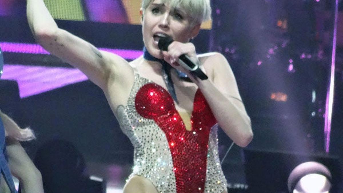 Miley Cyrus escupe a sus fans en un concierto