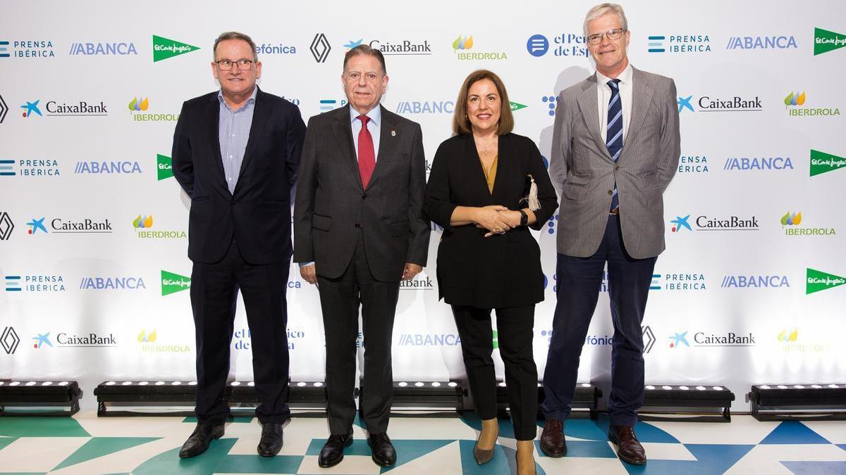 Eduardo Navarro, director de Asuntos Corporativos y Sostenibilidad de Telefónica; Alfredo Canteli, alcalde de Oviedo; Ángeles Rivero, subdirectora general de La Nueva España y Martí Saballs, director de Información Económica de Prensa Ibérica.