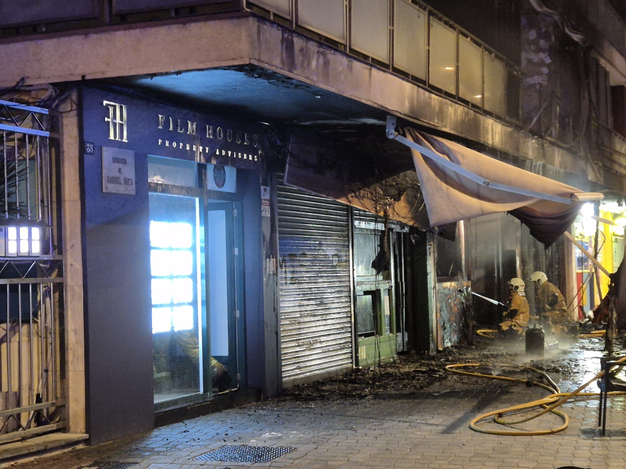 FOTOS | Un incendio en el bar mexicano El Pincho que ha afectado a otros dos locales en el Paseo Marítimo de Palma