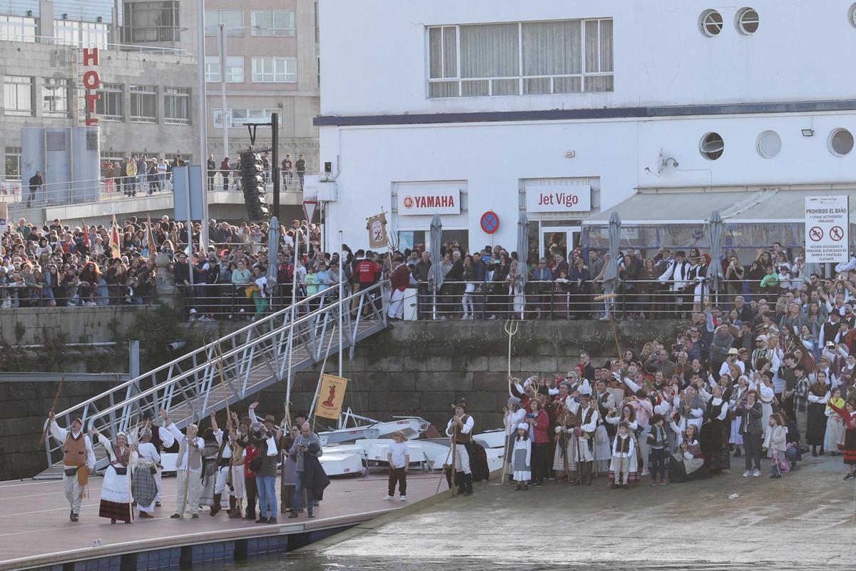 Los vigueses festejan su domingo más disfrutón: Reconquista, sol y mucho choripán