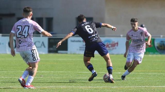 Imagen del partido que enfrentó al Lalín y al Estradense en el Cortizo. | BERNABÉ