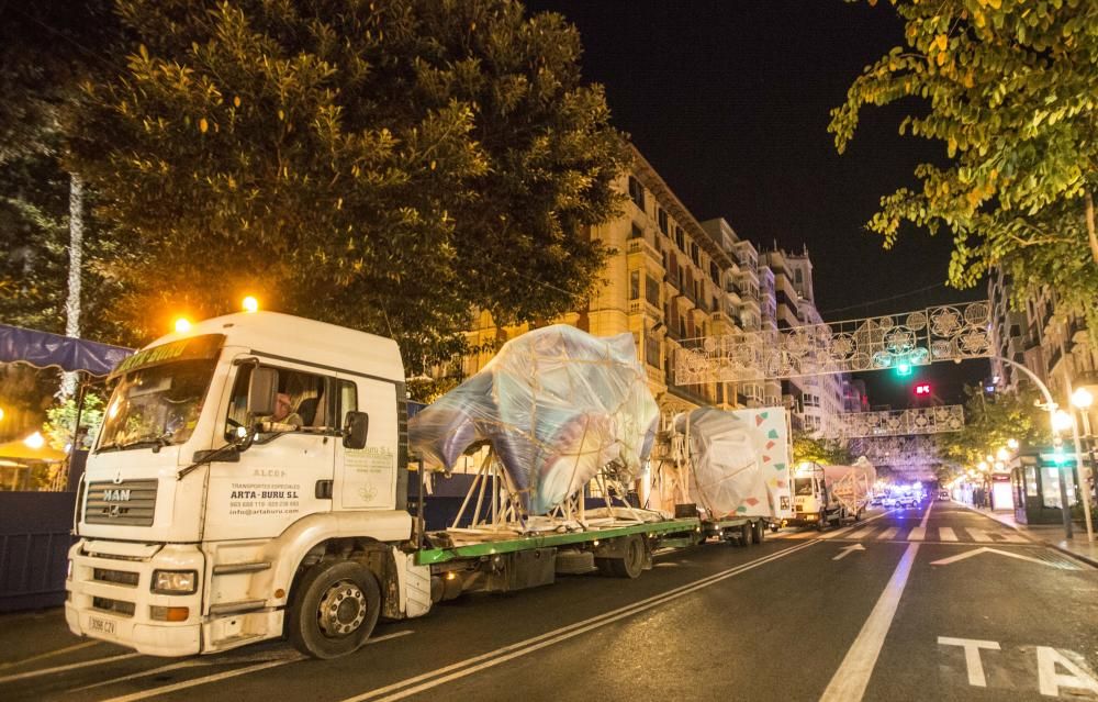 La Hoguera Oficial llega a la plaza del Ayuntamiento para abrir la plantà