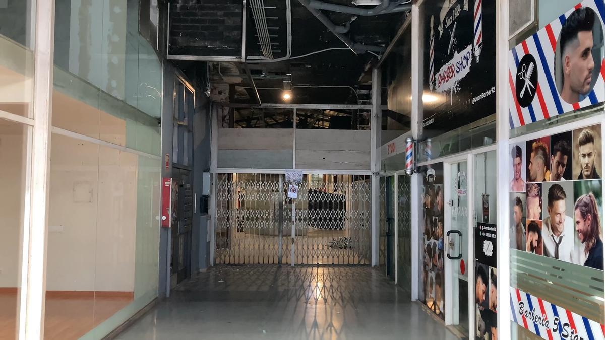 Imatge de l'estat actual del Bulevard 32 de Figueres, afectat per un incendi.