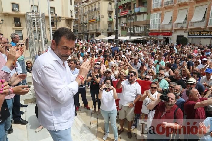 Cientos de personas protestan frente al Ayuntamiento de Cartagena por el pacto entre PP, PSOE y Cs