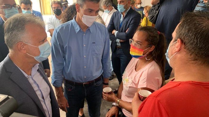 Visita de Pedro Sánchez y Ángel Víctor Torres a las personas evacuadas tras la erupción del volcán Cumbre Vieja, en La Palma.