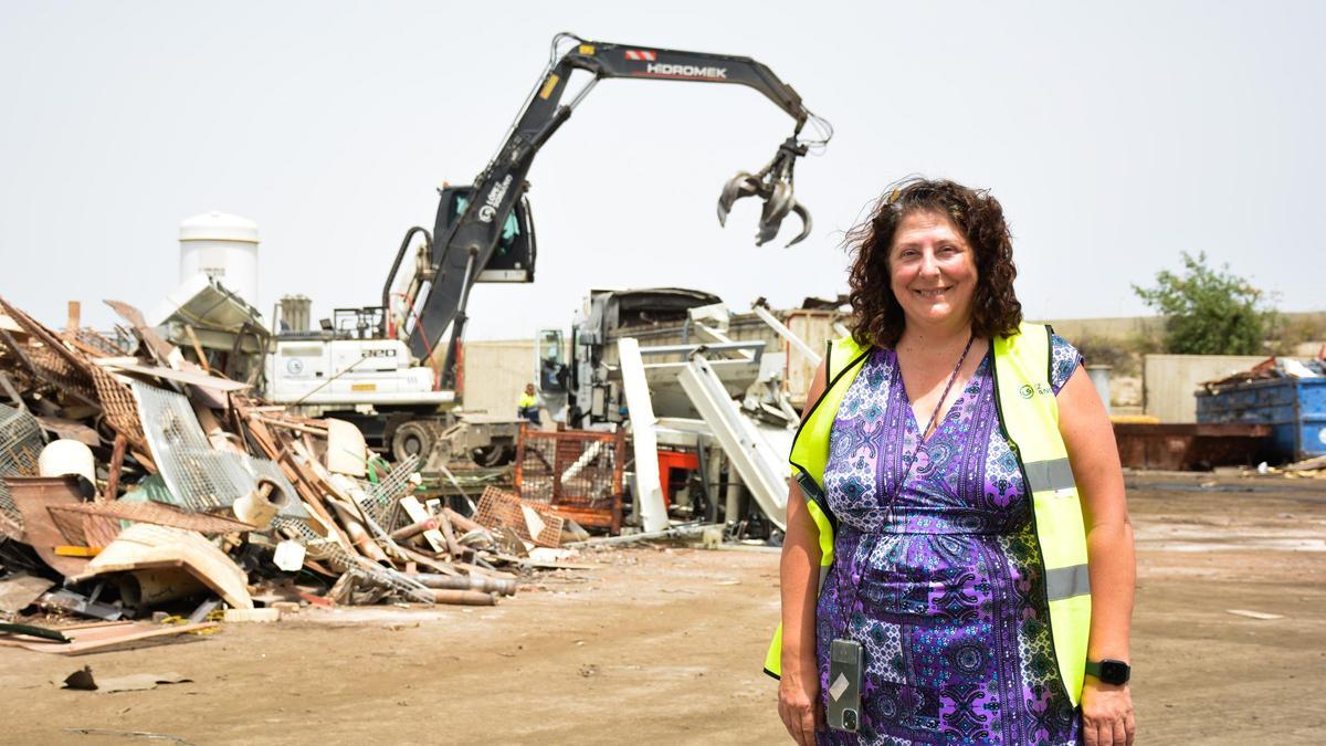 La gerente de Industrias López Soriano y la hermana mayor de la tercera generación, María López, con una grúa imantada a sus espaldas.