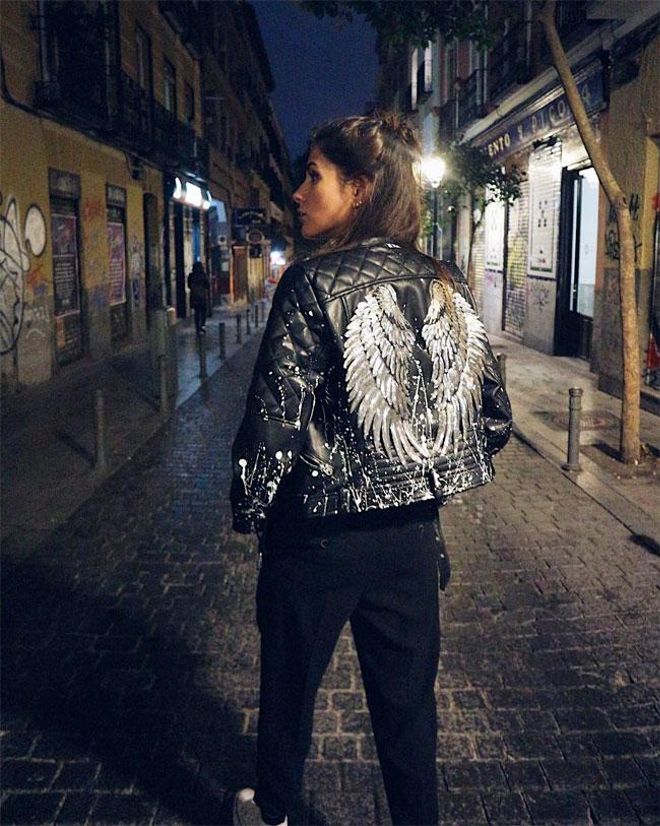 Mery Turiel con chaqueta de cuero pintada a mano, de Exklus1v