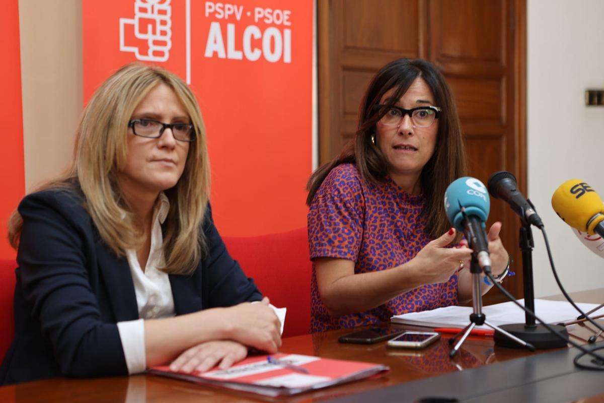 Las ediles de Hacienda y Contratación, Vanessa Moltó y Lorena Zamorano, este miércoles en el Ayuntamiento de Alcoy.