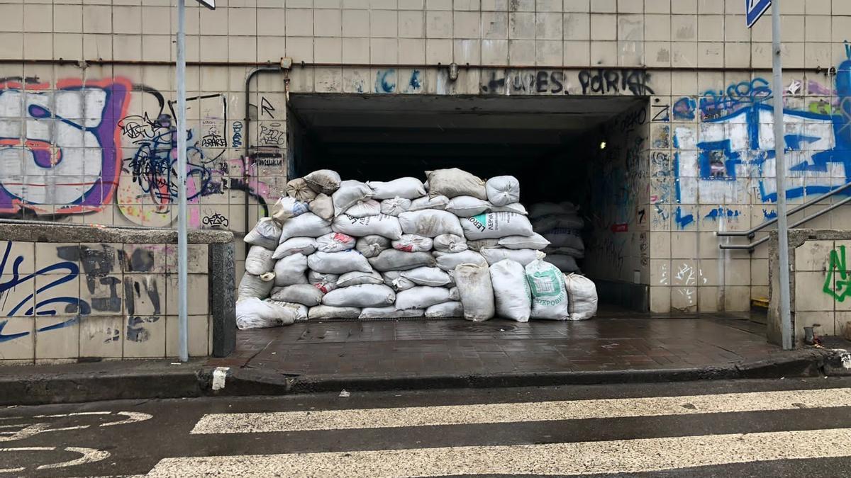 Barrikaden vor einem Tunnel in Kiew.